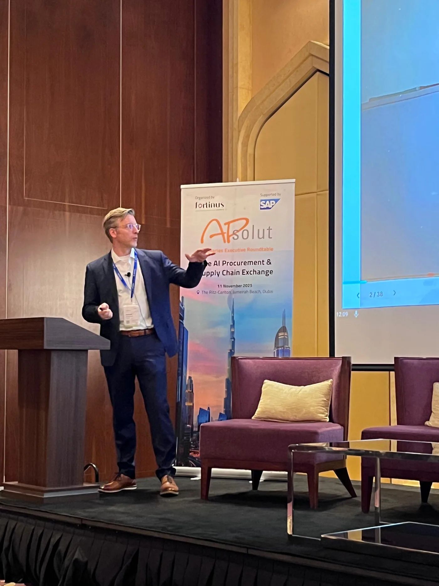 Andreas Zimmermann delivering a keynote at APsolut in Dubai